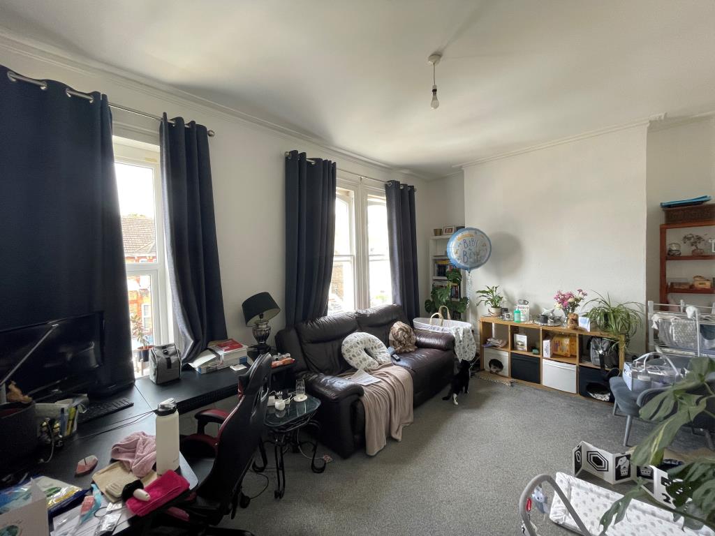 Lot: 73 - FREEHOLD BLOCK OF TWO FLATS AND A MAISONETTE FOR INVESTMENT - Maisonette living room